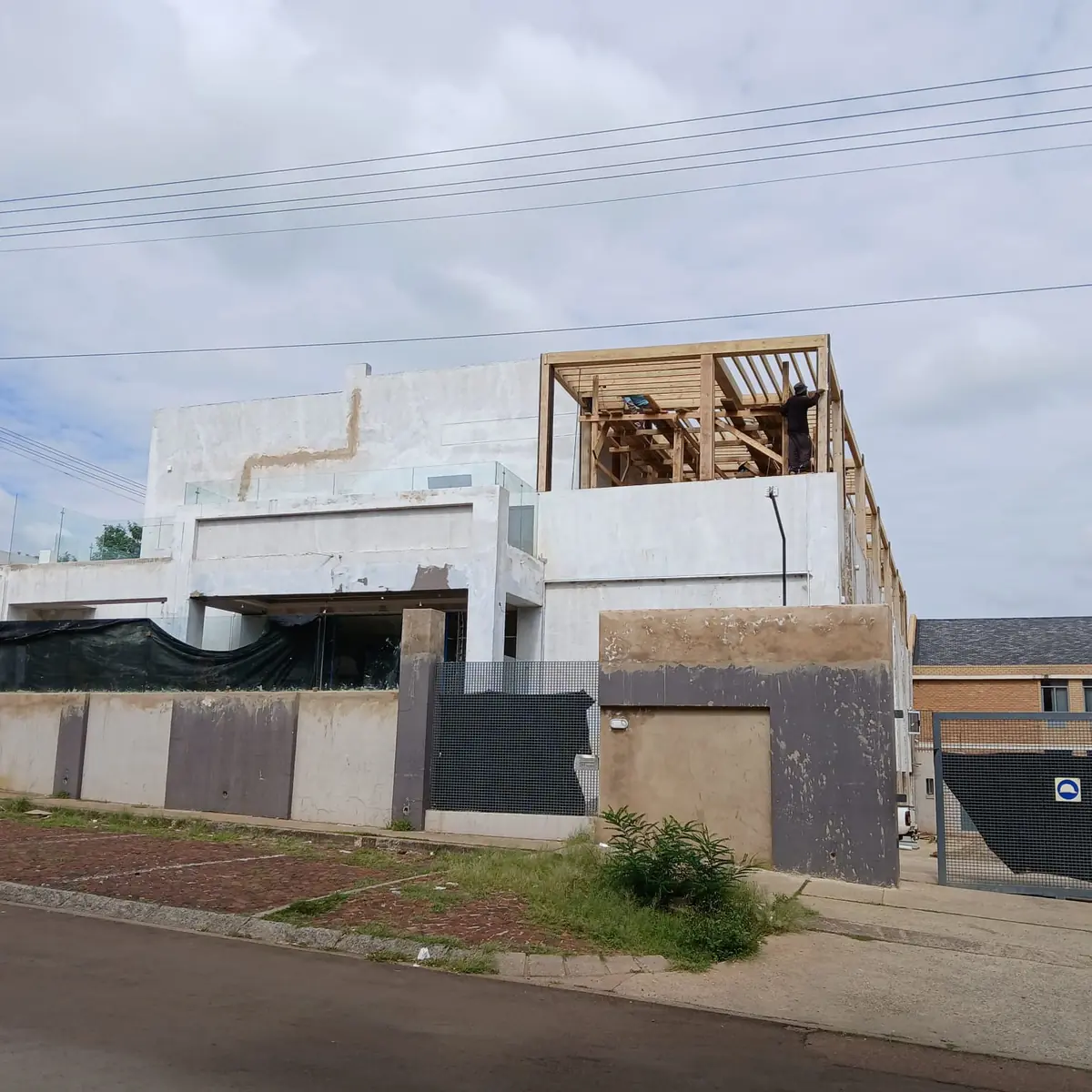 New timber roof structure on a double-storey Gauteng renovation by Impi Teak
